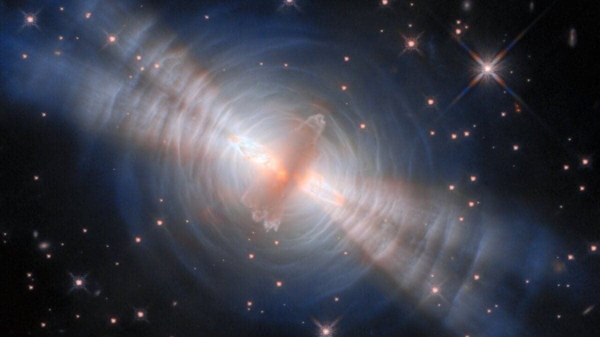 Hubble catches the last lights of a dying star in spectacular detail